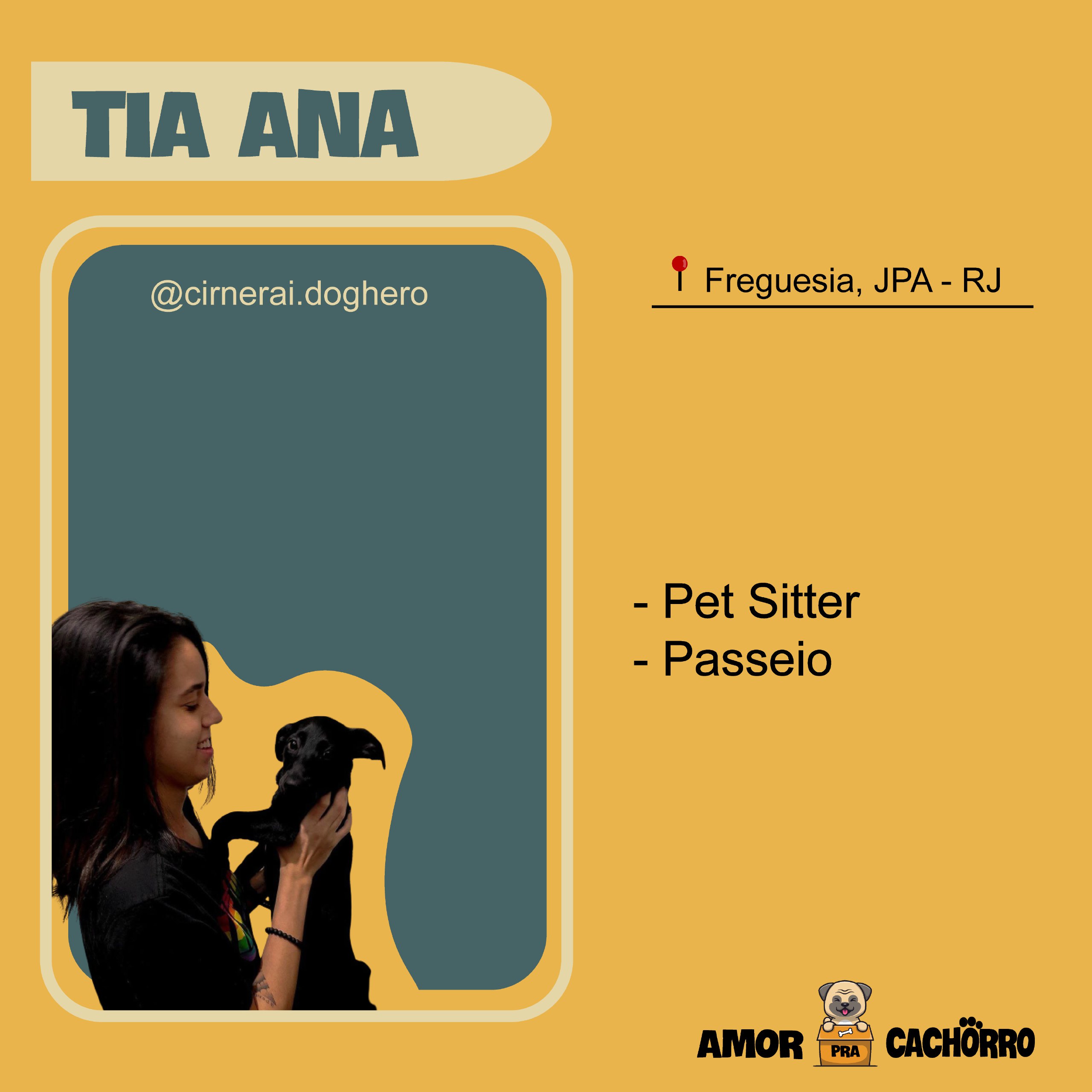 tia Ana sorrindo olhando para um cachorro preto